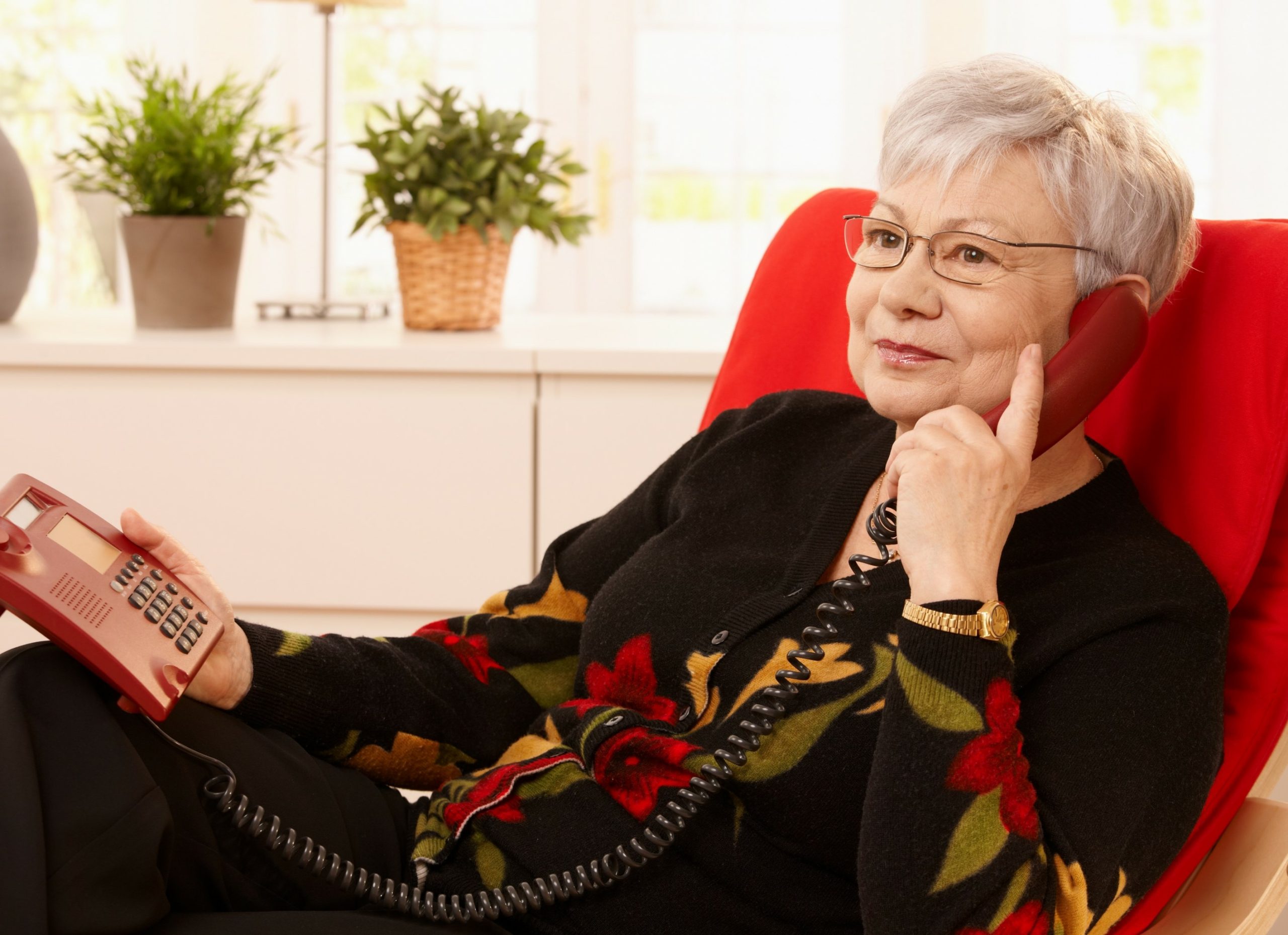 Авито для пенсионеров. Женщина пенсионерка. Пожилая женщина с телефоном. Пенсионерка с телефоном. Бабушка с мобильником.